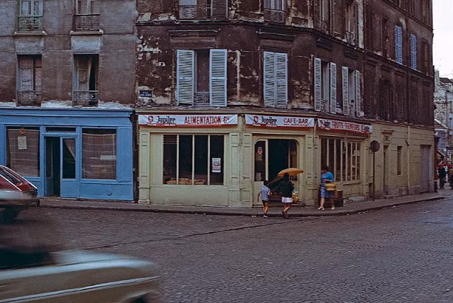 Đường phố St Denis thanh bình ở thành phố Paris năm 1971.