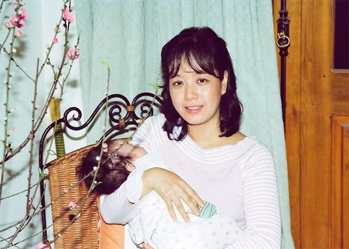 Ở tuổi 37, sau khi sinh con gái thứ hai, Hồng Khanh, Chiều Xuân vẫn đẹp và trẻ như thuở nào.
