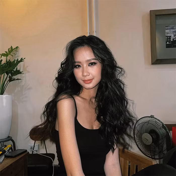 Mặc chiếc áo hai dây giản dị nhưng Bảo Ngọc vẫn thu hút lạ thường.