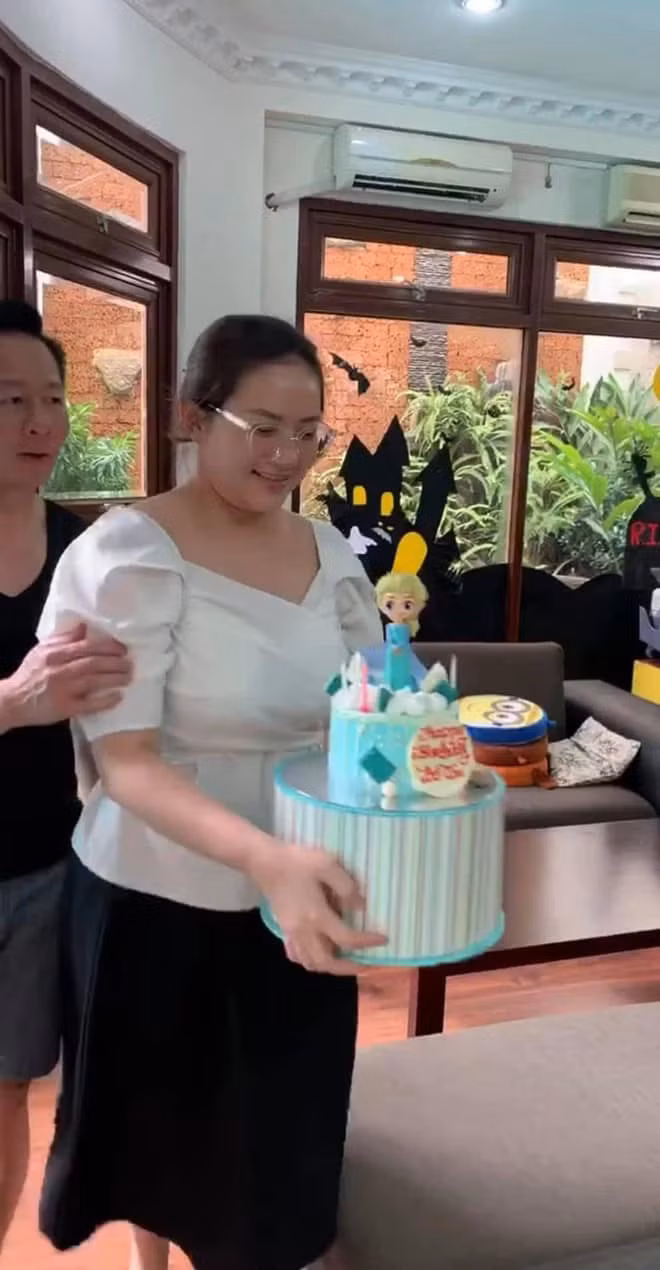 Từng là người mẫu nổi tiếng nhưng sau khi lấy chồng, sinh con, Phan Như Thảo bị tăng cân mất kiểm soát. Người đẹp sinh năm 1988 từng tăng 20kg so với thời con gái.