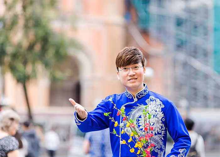 Sau tai nạn, tác giả "Mắt nai cha cha cha" ít đi hát và xuất hiện trong showbiz. Anh tập trung vào công việc sản xuất âm nhạc, kinh doanh. (Ảnh: FBNV)