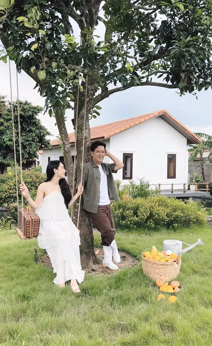 Hiện vợ chồng Trường Giang đang sở hữu một căn biệt thự ven biển Phú Quốc trị giá ước tính 15 tỷ đồng, một khu nhà trọ đẹp như khách sạn mang tên con gái anh "Destiny" ở Đồng Nai và một căn hộ sang trọng ở TP.HCM.