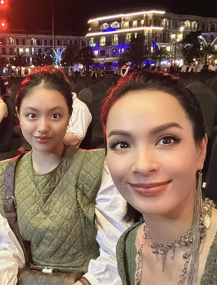 Đặc biệt cô con gái út Suti, mới 14 tuổi nhưng giống hệt mẹ từ khuôn mặt tới chiều cao, ngày càng xinh xắn.