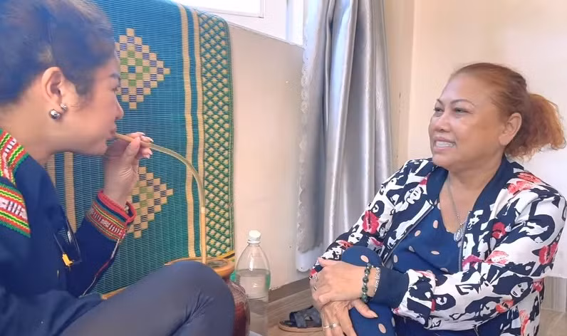 "Họa mi núi rừng Tây Nguyên" Siu Black trong trang phục giản dị đón Thúy Nga bằng nụ cười sảng khoái mang "thương hiệu" của chị từ trước đến nay và tiếp đàn em bằng món đặc sản rượu cần.