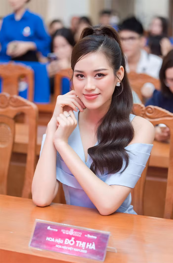 Khuôn mặt, vóc dáng không thay đổi kể từ khi đăng quang nhưng cô gái đến từ Thanh Hóa lại được khen xinh đẹp hơn nhờ thần thái ngày càng tự tin.