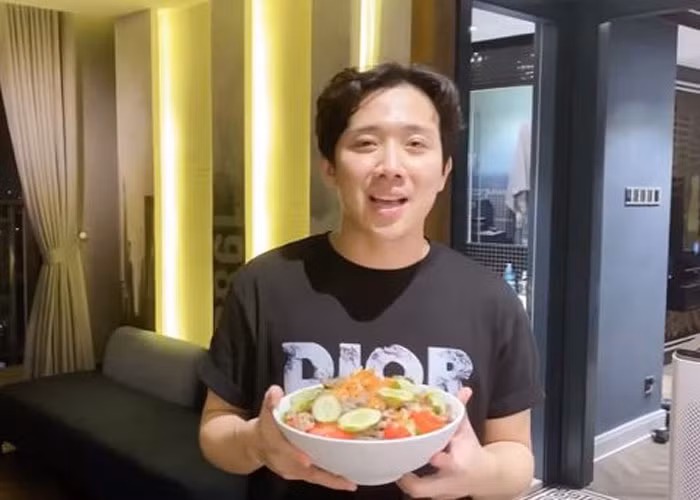 Trong thời gian giãn cách xã hội do COVID-19, Hari Won không phải đụng tay chân nấu nướng mà chỉ ung dung ngồi thưởng thức những món ngon chồng nấu.