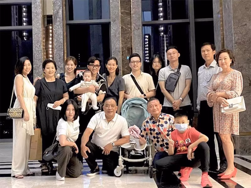 May mắn cho Hari Won là trong thời gian 2 năm sống chung với bố mẹ chồng cô luôn được mẹ Trấn Thành thông cảm. Thậm chí bà còn đích thân vào bếp nấu ăn, gọi con dâu dậy thưởng thức.