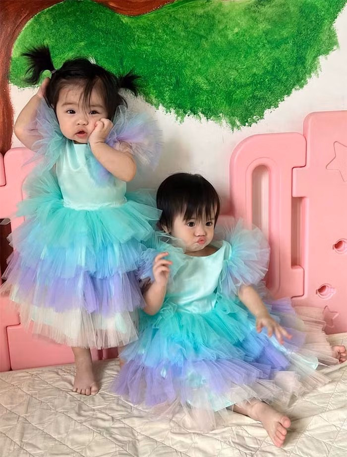 Cặp sinh đôi nhà diễn viên Vân Trang không giống nhau, một bé giống bố, một bé giống mẹ.