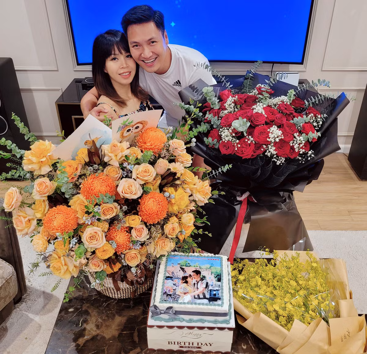 "Một ngày miệt mài của bà bầu và em được chăm chút rất kĩ lưỡng. Phải làm nũng triệt để mới được", bà xã Lan Phương hạnh phúc đăng ảnh được chồng chăm sóc.