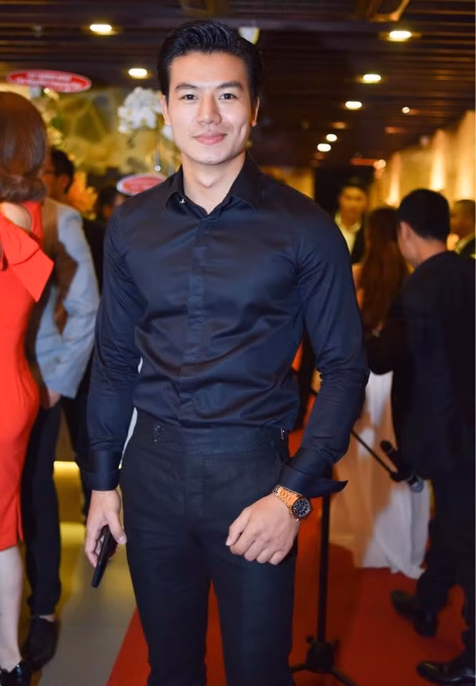 Thậm chí nhiều người còn gọi Hiếu Nguyễn là “nam thần” showbiz Việt bởi vẻ ngoài điển trai, nam tính, khả năng biến hóa trong nhiều thể loại vai khác nhau của anh.