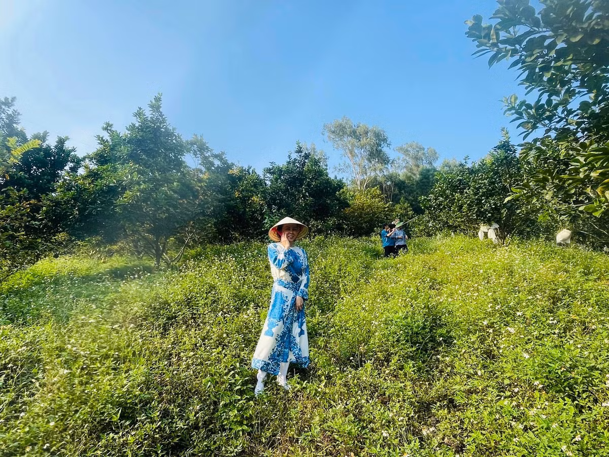 Thời gian gần đây, vợ cũ Quách Ngọc Ngoan chia sẻ nhiều khoảnh khắc về quê, lên núi trải nghiệm cuộc sống của một người nông dân chính hiệu.