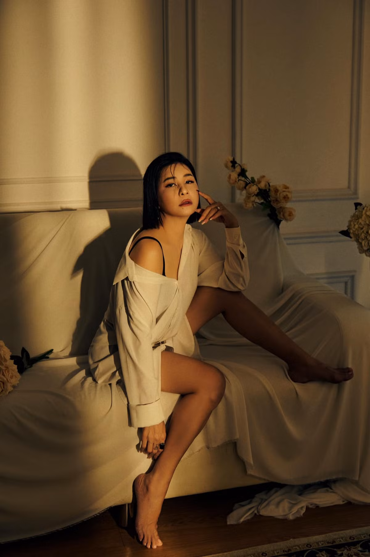 Trong bộ ảnh "Cát Phượng come back", nữ diễn viên hài diện áo sơ mi trắng giấu quần, buông lơi cúc ngực khoe bờ vai trần.