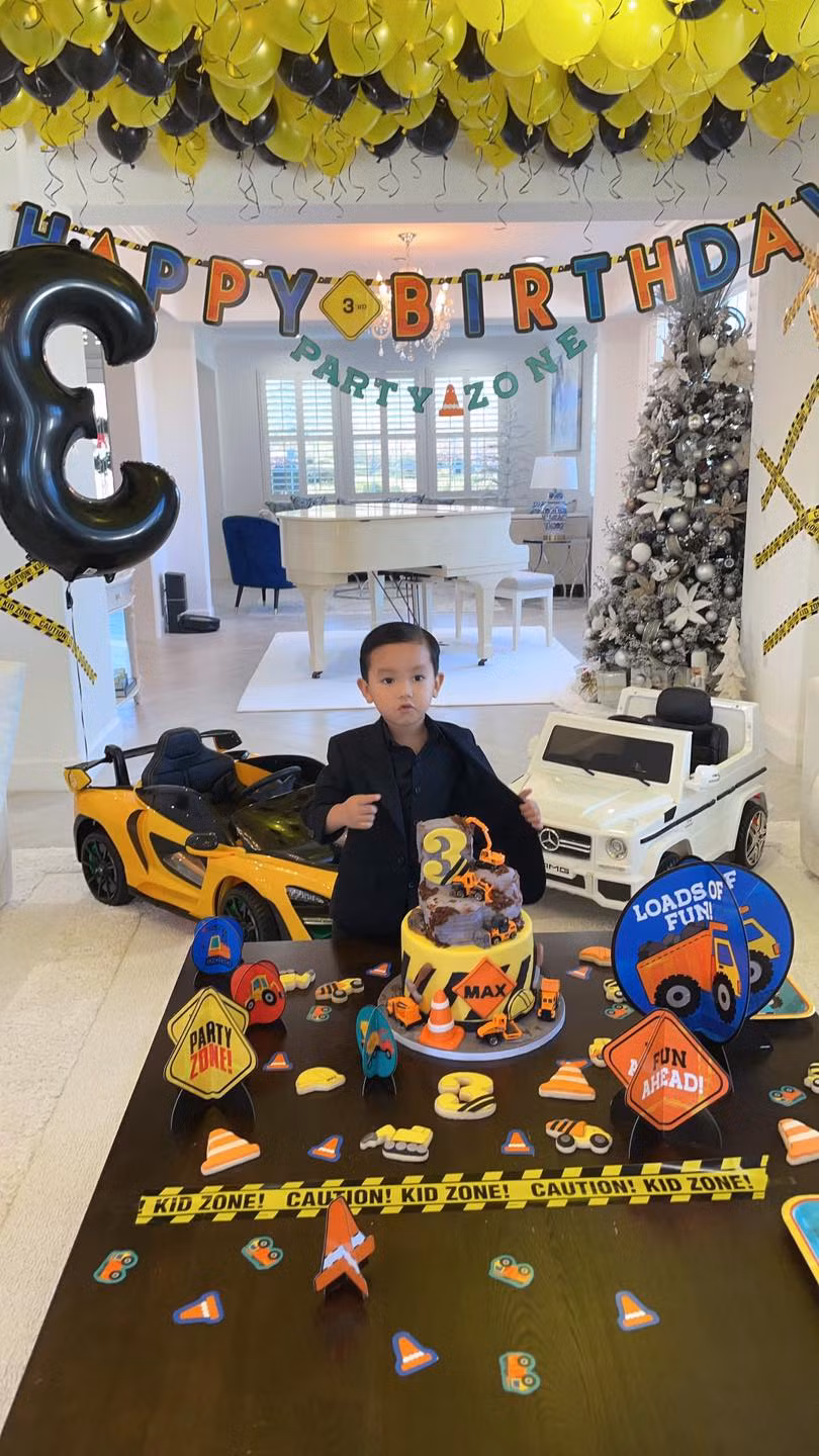 Từ khi mới 2 tuổi, bé Maximus đã được mẹ cho đi học ở ngôi trường dành cho giới nhà giàu với mức học phí hàng năm rơi vào khoảng hơn 300 triệu đồng (chưa tính phí ghi danh, phí giữ chỗ...).