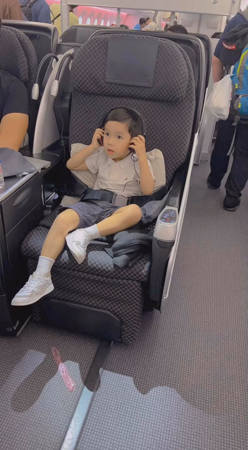 Phạm Hương luôn cố gắng để dạy con không quên đi cội nguồn. Dù được sinh ra trong nhung lụa nhưng con trai của Phạm Hương rất chăm ngoan, lễ phép, biết phụ mẹ dọn dẹp nhà cửa.