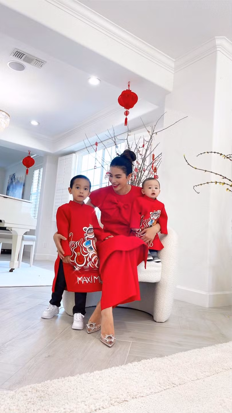 Sau 4 năm kề từ khi vướng ồn ào chuyện từ bỏ showbiz để sang Mỹ sinh con cho đại gia, Hoa hậu Phạm Hương cởi mở hơn khi chia sẻ hình ảnh về các con và cuộc sống sang chảnh tại xứ sở cờ hoa.