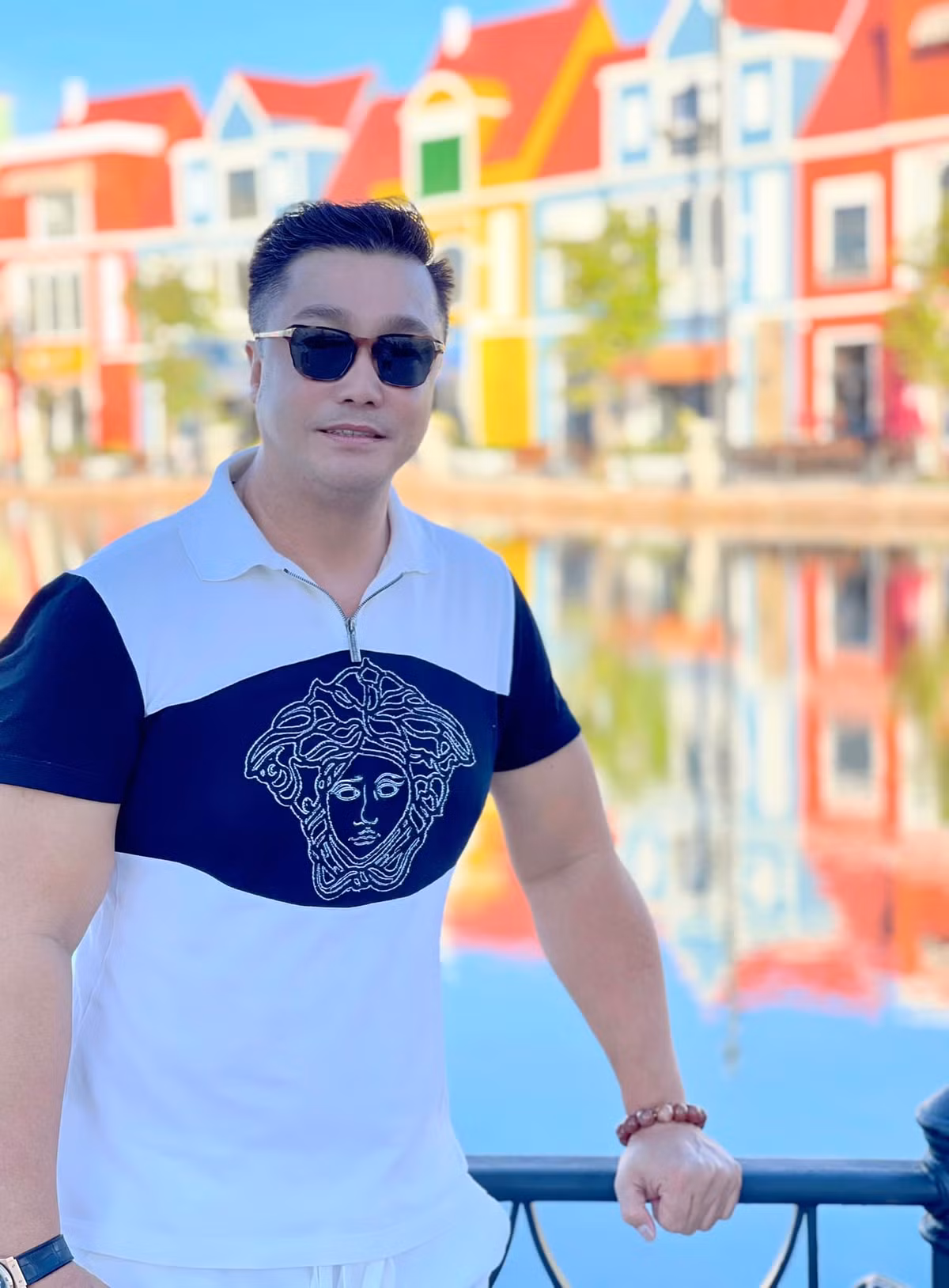 Anh luôn giữ tinh thần lạc quan, vui tươi rạng rỡ, tận hưởng cuộc sống độc thân ở tuổi 53.