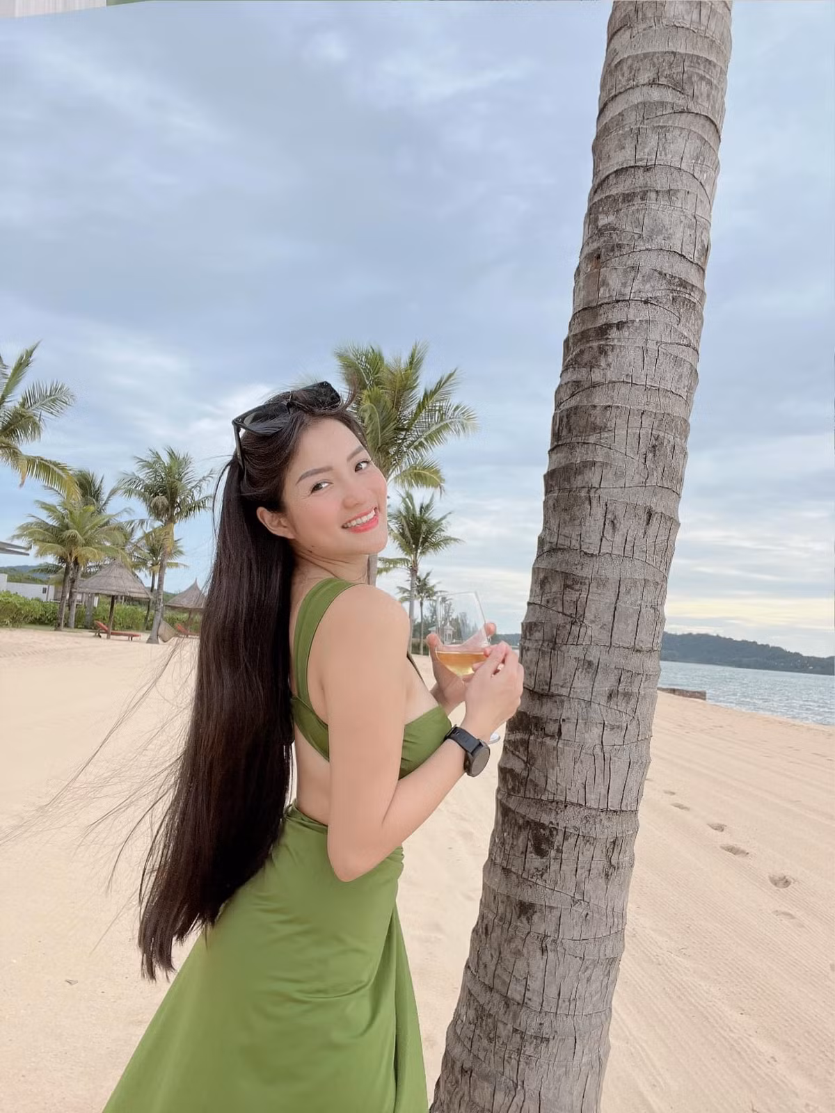 Trước khi ở ẩn, Thủy Top nỗ lực để được công nhận ở vai trò ca sĩ, diễn viên. Cô từng ra mắt các sản phẩm âm nhạc, tham gia các gameshow và đóng phim, nhưng chưa thực sự gây được tiếng vang.