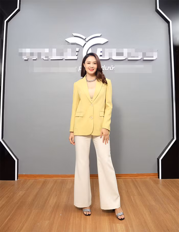 Trang phục kiểu công sở lịch thiệp cũng rất hợp với Hồng Diễm, đặc biệt khi cô tham gia vai nữ luật sư trong phim "Hành trình công lý".