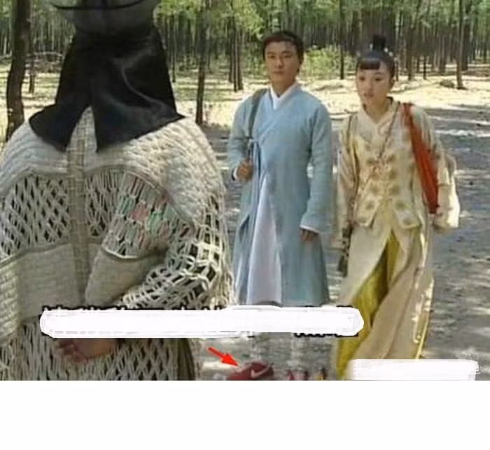 Trong phim "Thời thiếu niên của Trương Tam Phong", Trương Vệ Kiện mắc một lỗi sai "ngớ ngẩn" vì để lộ đôi giày hiện đại khi tham gia một bộ phim cổ trang. Ảnh: Weibo.