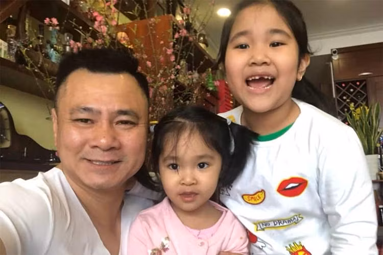 Hai cô con gái của Tự Long giống hệt bố. Ngoài công việc, hầu hết thời gian anh dành cho gia đình, nhất là 2 cô con gái nhỏ.
