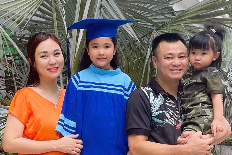 Tự Long chia sẻ, anh may mắn vì gặp được người phụ nữ hiểu mình và chu đáo với gia đình chồng, là hậu phương vững chắc để anh toàn tâm với công việc nghệ thuật.