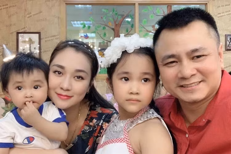Bà xã của NSND Tự Long sở hữu vẻ đẹp dịu dàng, gương mặt phúc hậu, làn da trắng mịn.