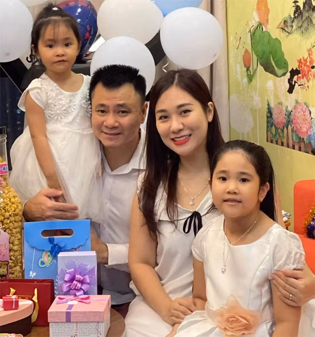  Tự Long đang có cuộc sống hạnh phúc bên người vợ thứ hai - Minh Nguyệt, giảng viên của trường Đại học Văn hoá Nghệ thuật Quân đội và hai cô con gái đáng yêu.