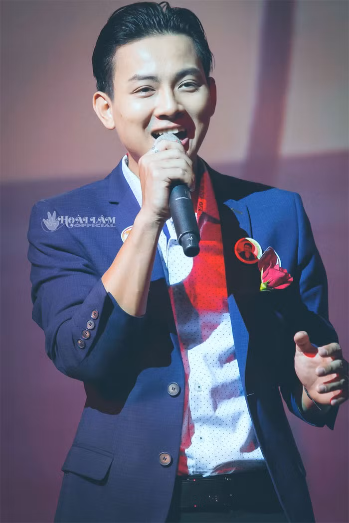 Nam ca sĩ sinh năm 1995 tham gia một số bộ phim truyền hình như: "Những con búp bê", "Cha rơi", "Giọt lệ bên sông", "Đoạn trường nam ai"...