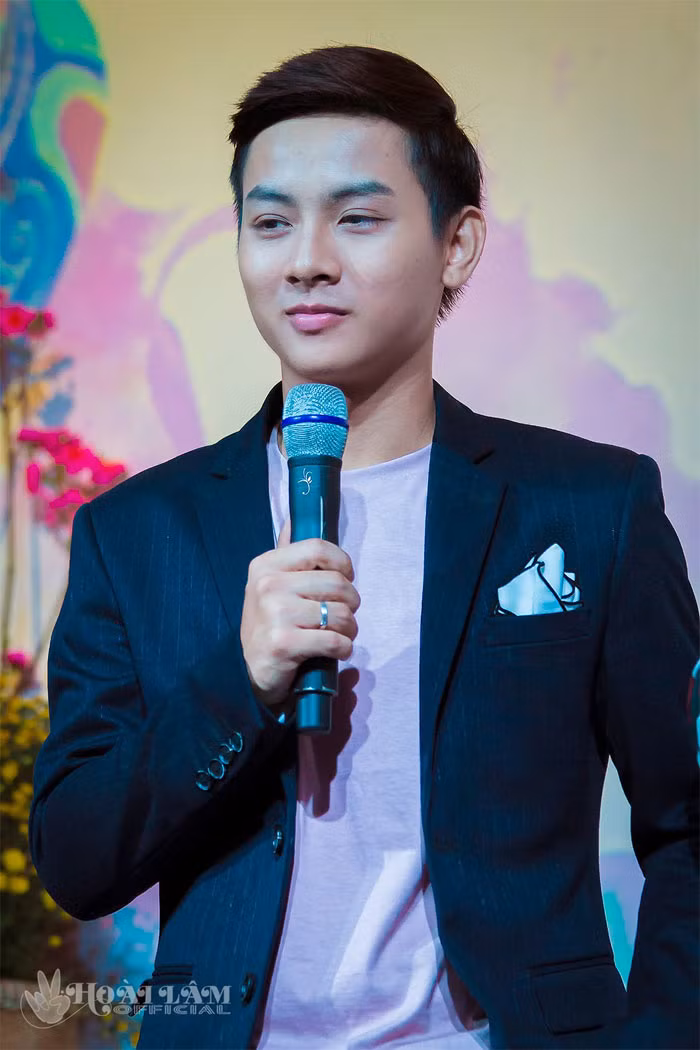 Giọng ca "Hoa nở không màu" còn đóng phim hài Tết "Quý tử bất đắc dĩ" (năm 2014) và "Tía tui là cao thủ" (năm 2015), "Yêu em bất chấp" (năm 2018).