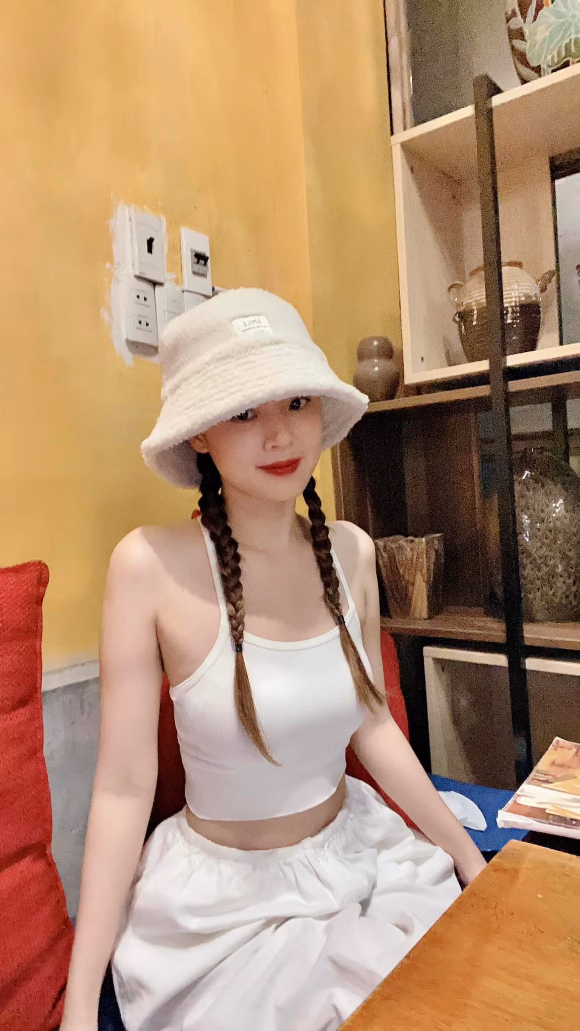 Mỹ nhân 8X sở hữu thân hình mảnh mai, vòng eo "con kiến" 53 cm.