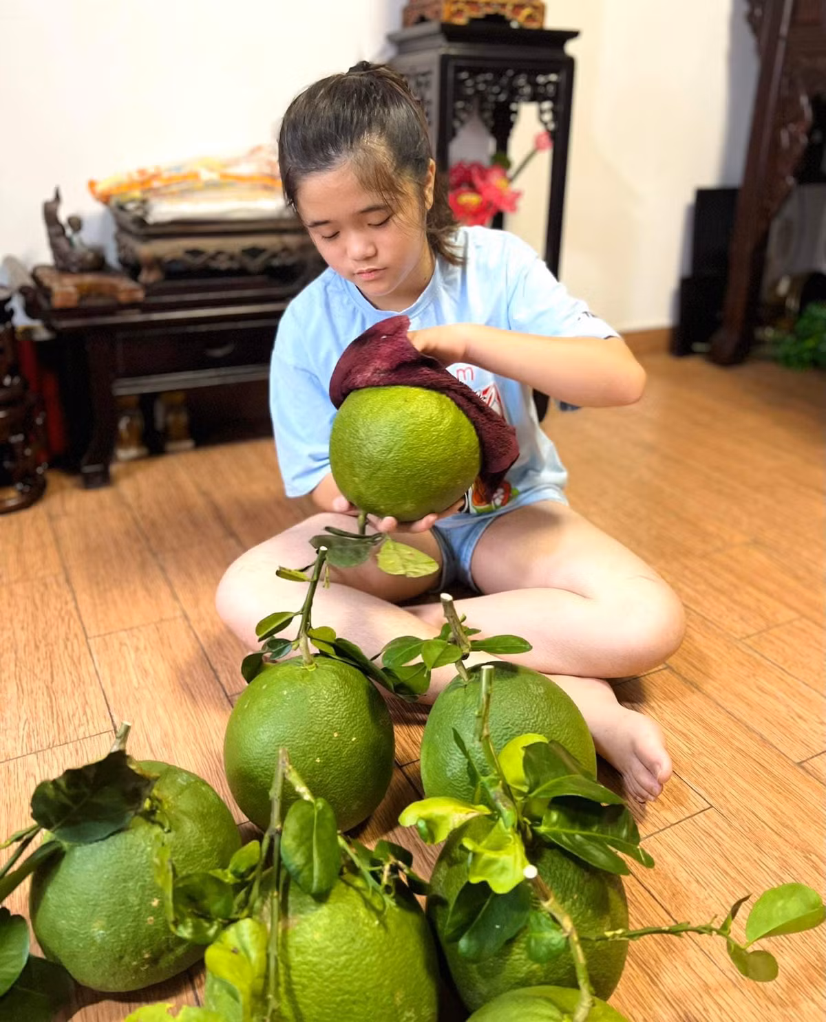 Ngoài thời gian đi học, ái nữ nhà Thúy Nga còn phụ mẹ dọn dẹp nhà cửa.