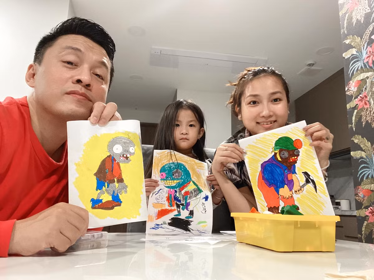 Mỗi khi ở nhà, Lam Trường cố gắng dành nhiều thời gian phụ giúp vợ, chơi đùa và dạy dỗ con gái.