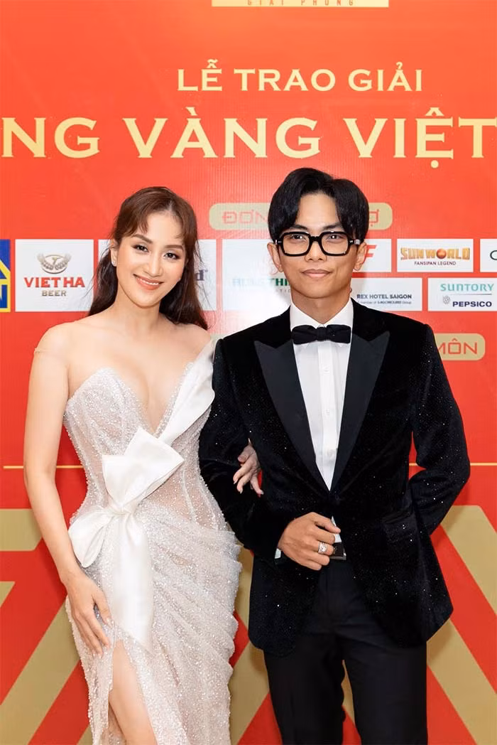 Trong quá trình học tập, tập luyện cùng nhau, Khánh Thi - Phan Hiển này sinh tình cảm dù Khánh Thi hơn Phan Hiển 12 tuổi. Tuy nhiên sự chênh lệch tuổi tác khiến mối tình của hai người không được suôn sẻ, trong thời gian yêu nhau bí mật cả hai nhiều lần chia tay rồi tái hợp. (Ảnh: FBNV)