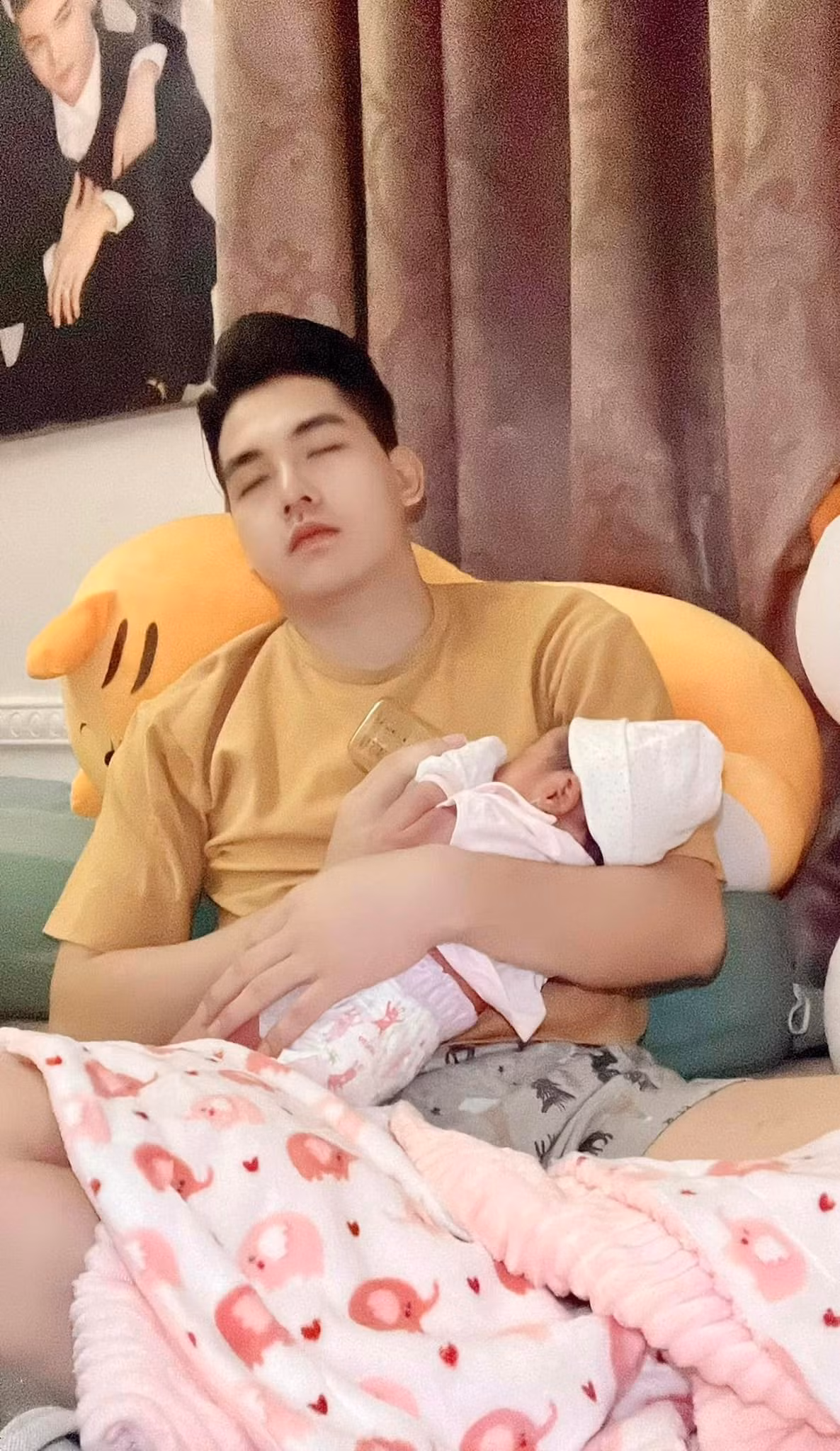 Dù cuộc sống hoàn toàn đảo lộn từ khi có Ka Ka - Muội Muội nhưng hai ông bố đồng giới không thấy mệt mỏi, cùng nhau chăm con.