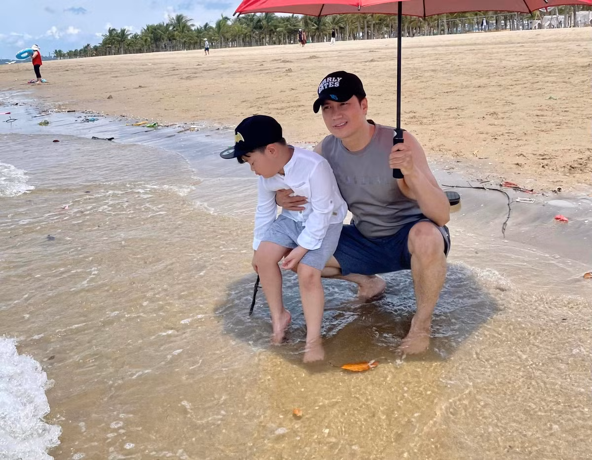 Dù vậy, Việt Anh vẫn cố gắng dành thời gian cho con, cùng vợ cũ có mặt trong những ngày quan trọng của Đậu Đậu. Nam diễn viên làm điều này để tránh những sai lầm lúc trẻ vì từng thờ ơ, không quan tâm đến con gái của anh với người vợ đầu tiên.