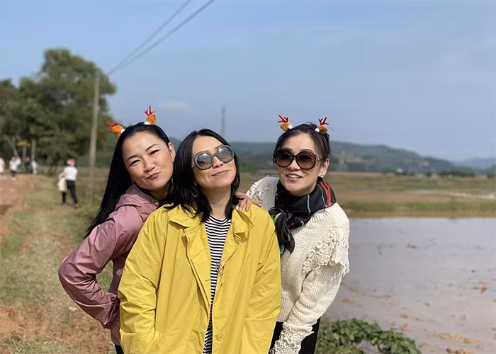 Nhóm tam ca này được biết đến khi đoạt giải nhất cuộc thi Tiếng hát phát thanh năm 1992 tại TPHCM, lúc ấy họ chưa có tên nhóm.