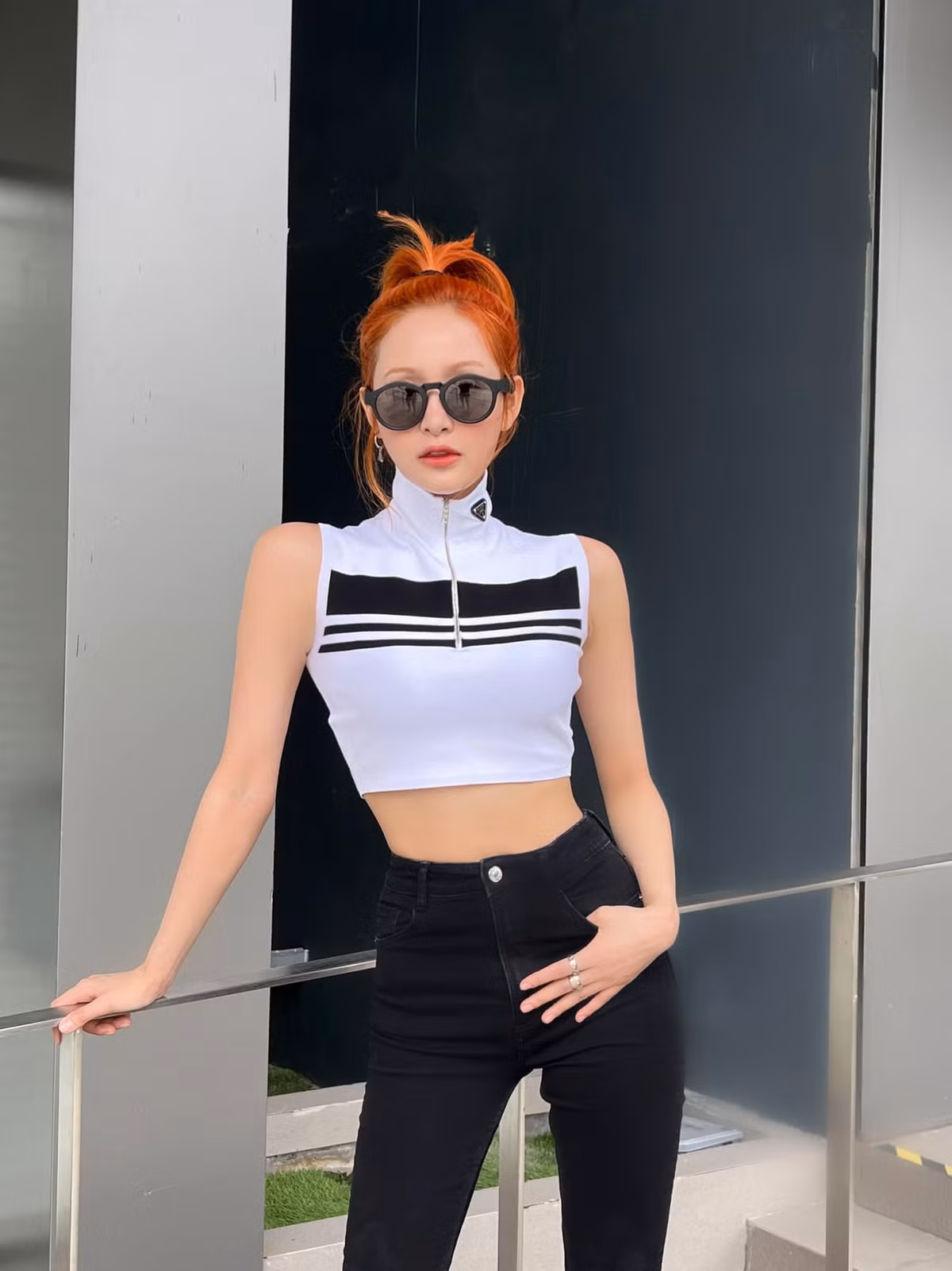 Giọng ca "Rồi người thương cũng hóa người dưng" theo đuổi hình tượng gợi cảm, cá tính.