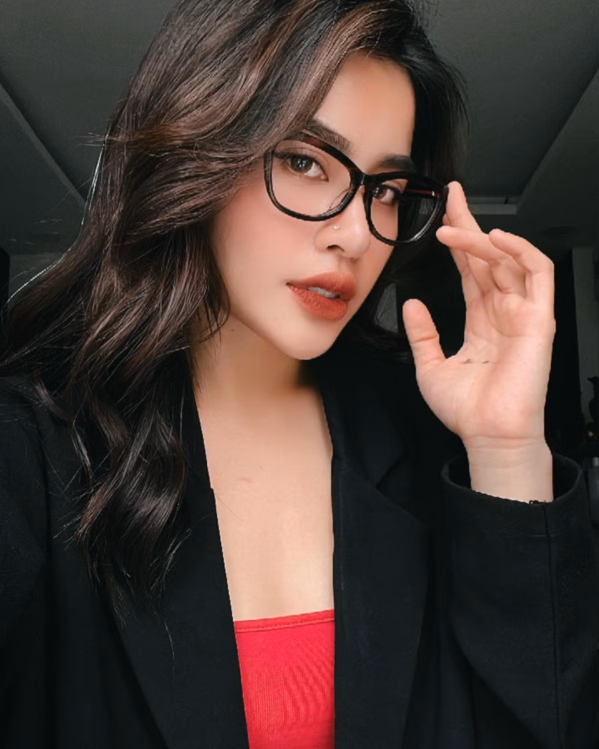 Dù sở hữu chiều cao khiêm tốn 1,54m nhưng con gái của Kim Tử Long và vợ hai lại sở hữu 3 vòng nóng bỏng hút mắt.