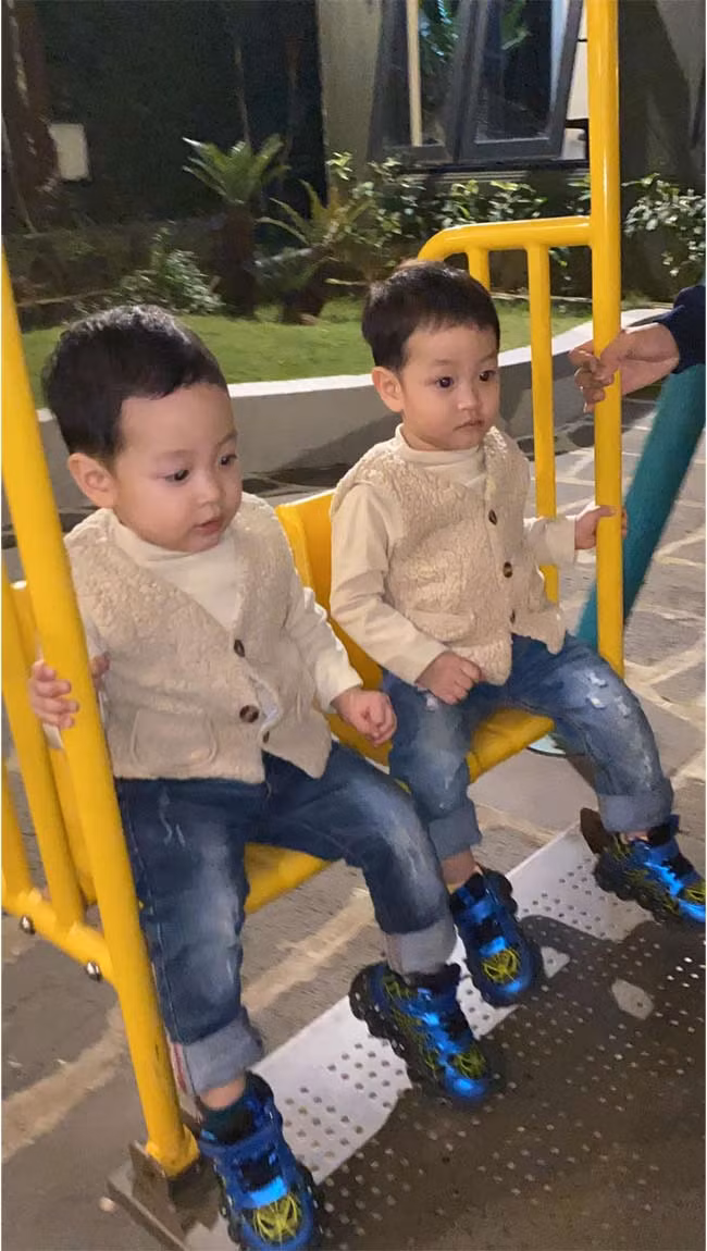Mặc dù là hai anh em sinh đôi nhưng hai bé lại có tính cách khác biệt. Bé lớn Andy nhanh nhẹn, hay bắt chước, khóc nhè còn cậu em Andy tính tình nhút nhát hơn nhưng lại rất sáng tạo khi chơi.