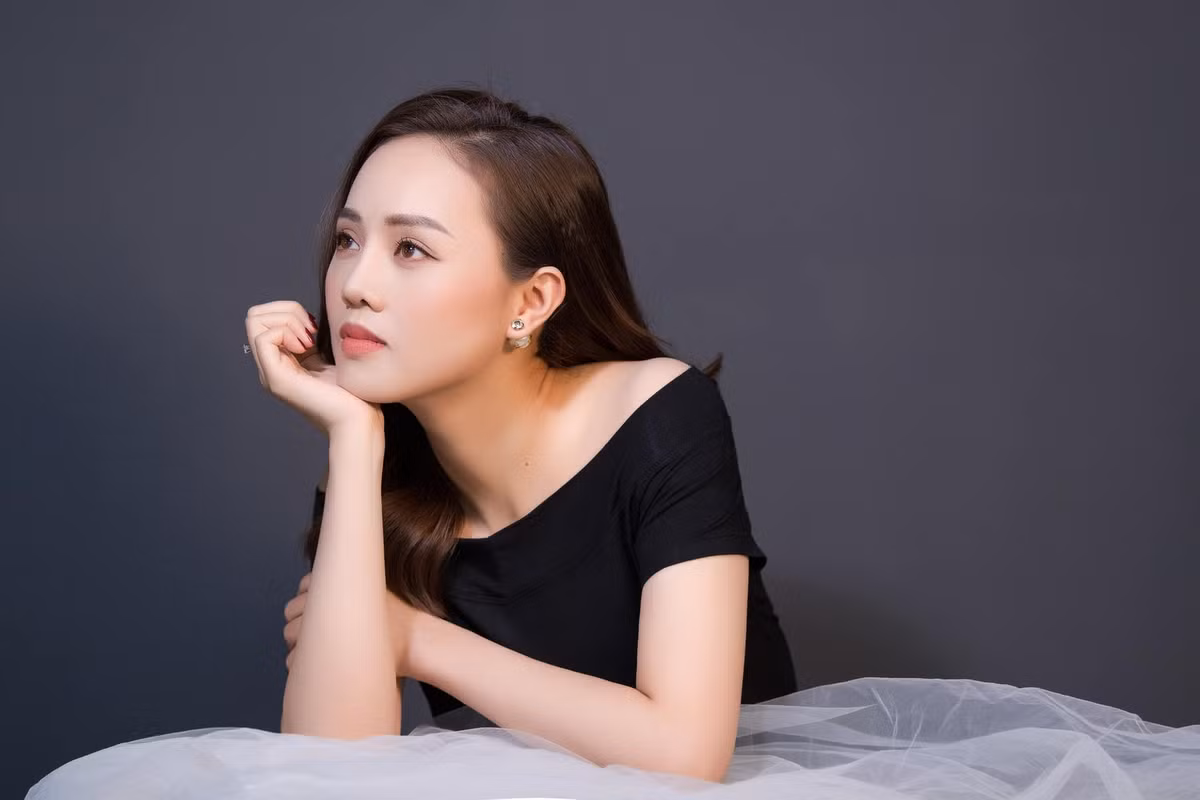 Ngọc Hà sở hữu gu thời trang tinh tế. Mỹ nhân 8X chăm diện những bộ cánh khoe vai trần và đôi chân thon dài.