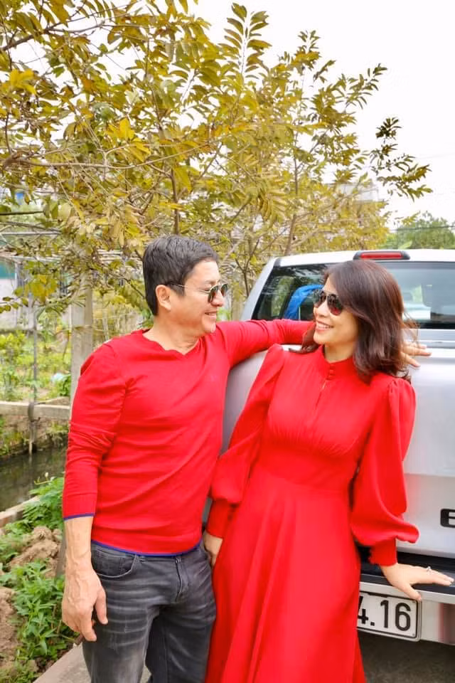 Không những thế anh còn thường xuyên tự làm thơ hoặc sưu tầm thơ tình tặng người yêu.