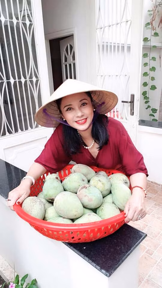 "Hạnh phúc không tìm ở đâu xa cả. Tôi hài lòng với việc một ngày ăn ba bữa, ngủ một giấc thật say và gần gũi với thiên nhiên", người đẹp màn ảnh một thời nói trên livestream.
