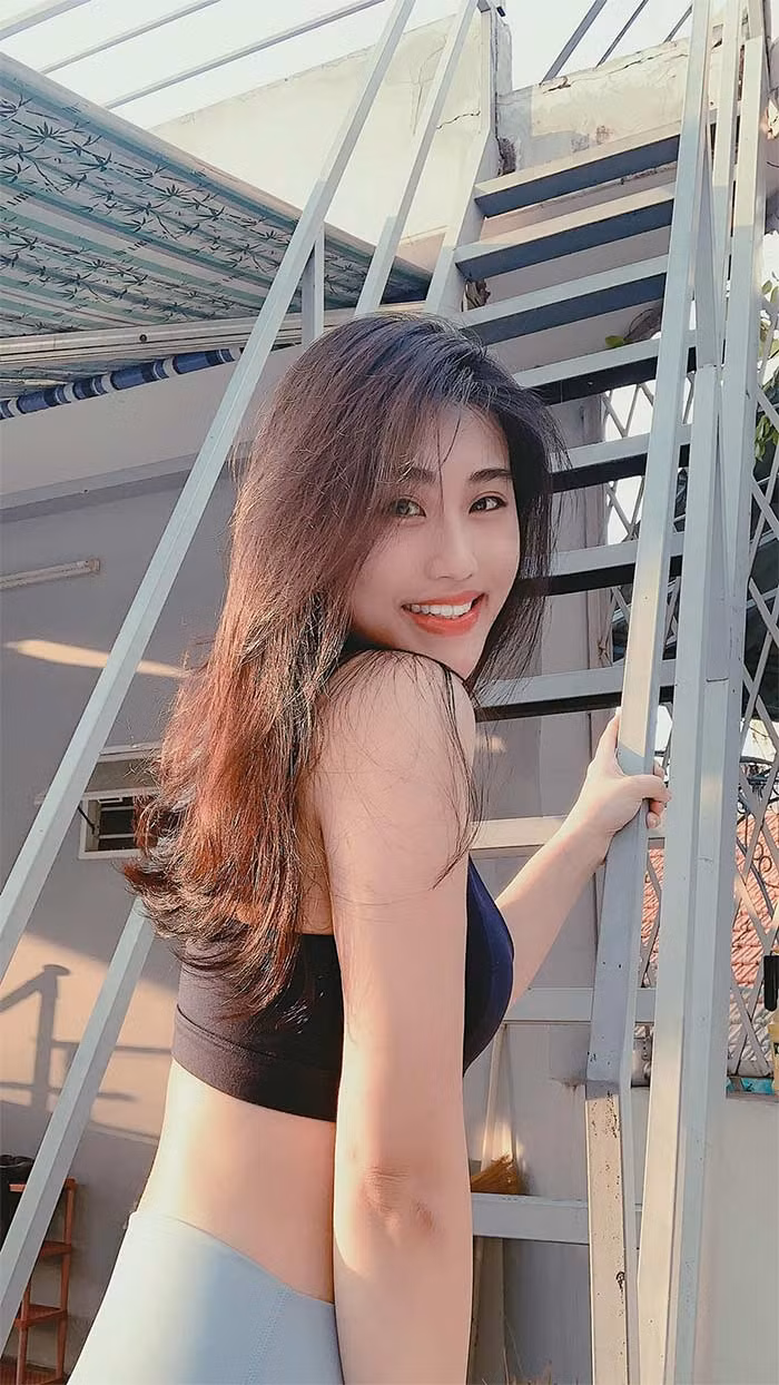 Vẻ duyên dáng của cô gái quê Vũng Tàu là điểm mạnh thu hút người đối diện.