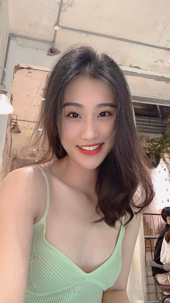 Không sở hữu body quá nóng bỏng nhưng Khánh Vi lại thu hút ánh nhìn bởi làn da trắng mịn và khuôn mặt thanh tú.