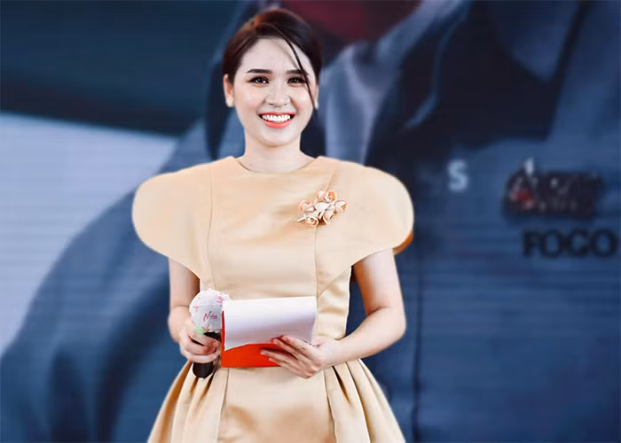 Vợ Sỹ Luân đang là MC, giáo viên dạy tiếng Anh và tiếng Trung. Cô cũng từng xuất hiện trên một số chương trình truyền hình như "Vì bạn xứng đáng", "Ông bố hoàn hảo"... (Ảnh: FBNV)