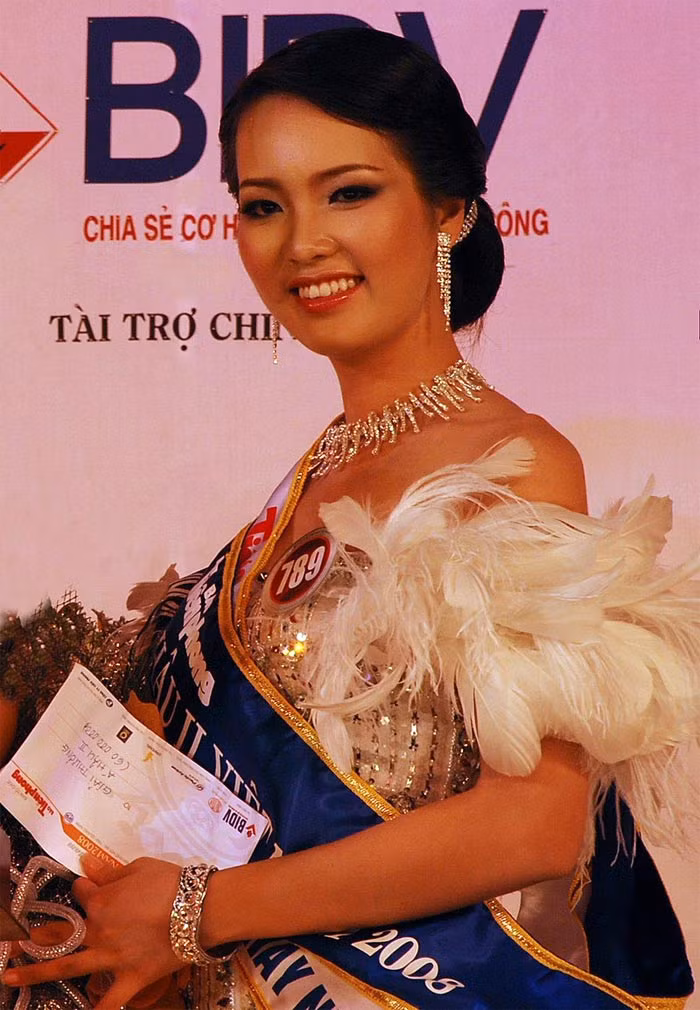 Khi lên ngôi Á hậu 2 Hoa hậu Việt Nam, Thuỵ Vân chưa được đánh giá cao nhan sắc như bây giờ.