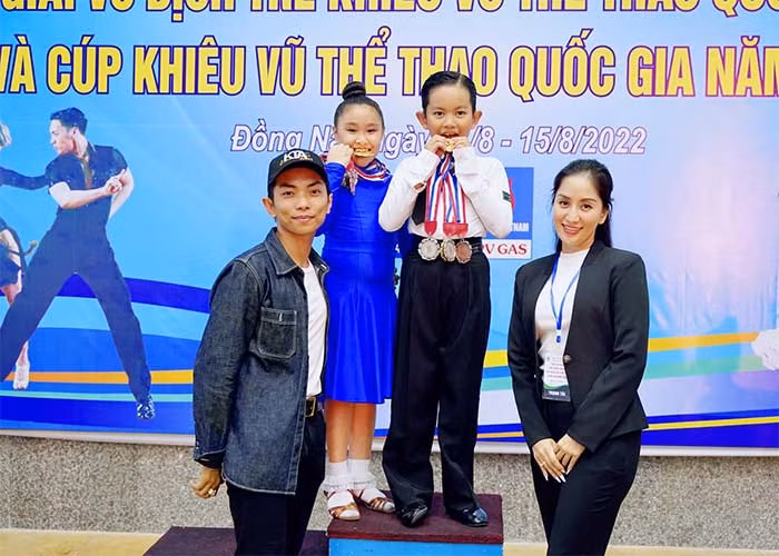 Cậu bé đạt rất nhiều huy chương trong các cuộc thi khiêu vũ thể thao dành cho thiếu nhi.