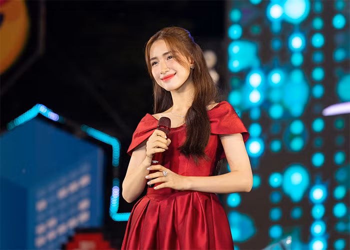Nữ ca sĩ trở lại với ca hát, chăm chỉ làm việc, nhận nhiều show diễn, tham gia các gameshow...