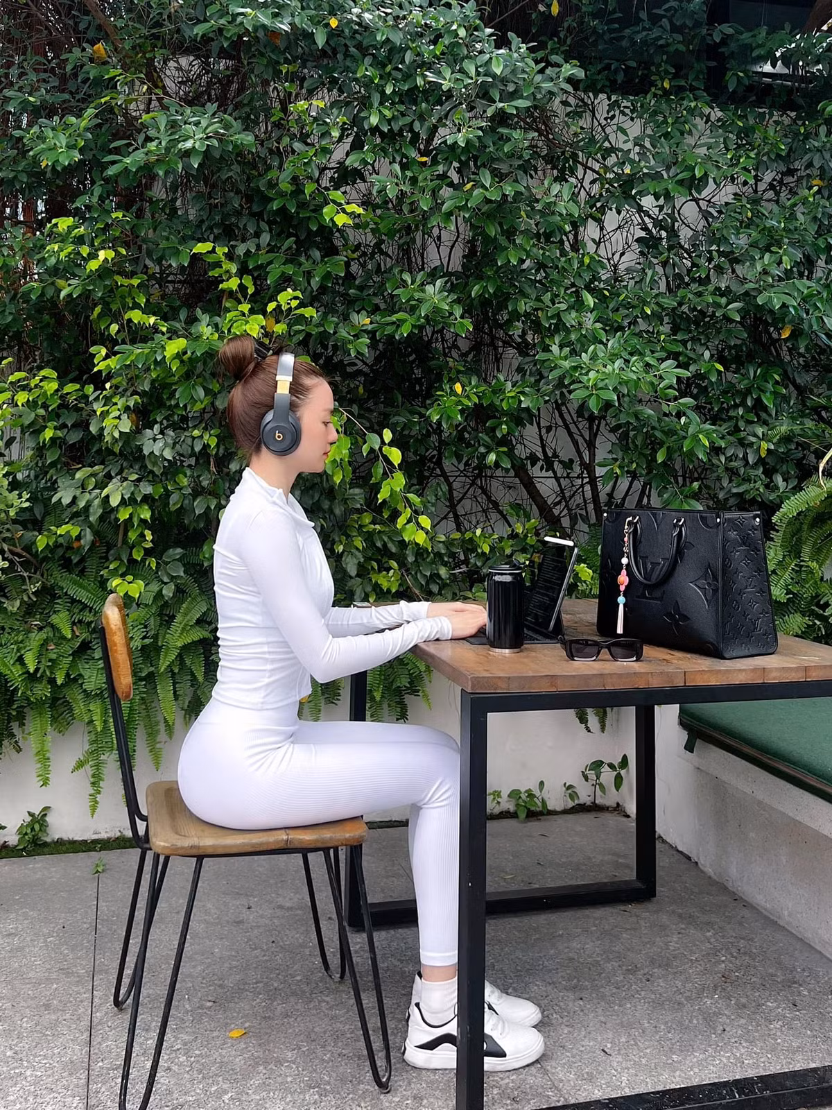 Giọng ca sinh năm 1992 thường xuyên đăng ảnh khoe thành quả trong phòng tập cùng những video hướng dẫn cho chị em cùng làm đẹp.