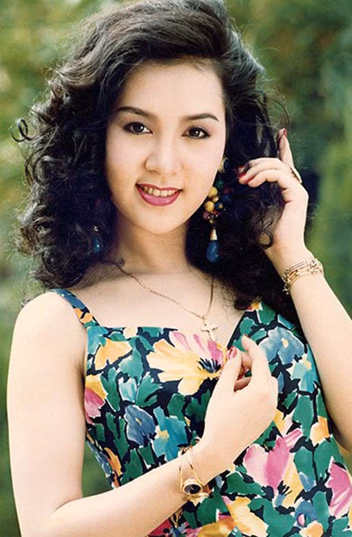 Cô còn là "nữ hoàng ảnh lịch" những năm 90 thế kỷ trước bởi sở hữu vẻ đẹp vừa kiều diễm, vừa bốc lửa. (Ảnh: Saostar)